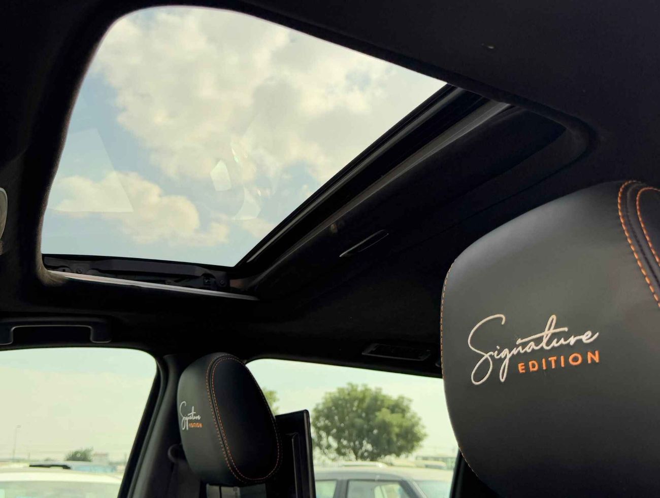 Mitsubishi Montero Sport / SIGNATURE EDITION/ SUNROOF/ 4WD/ FULL OPTION ROOF LIGHTING/ NON ACCIDENT/  LOT# 8916