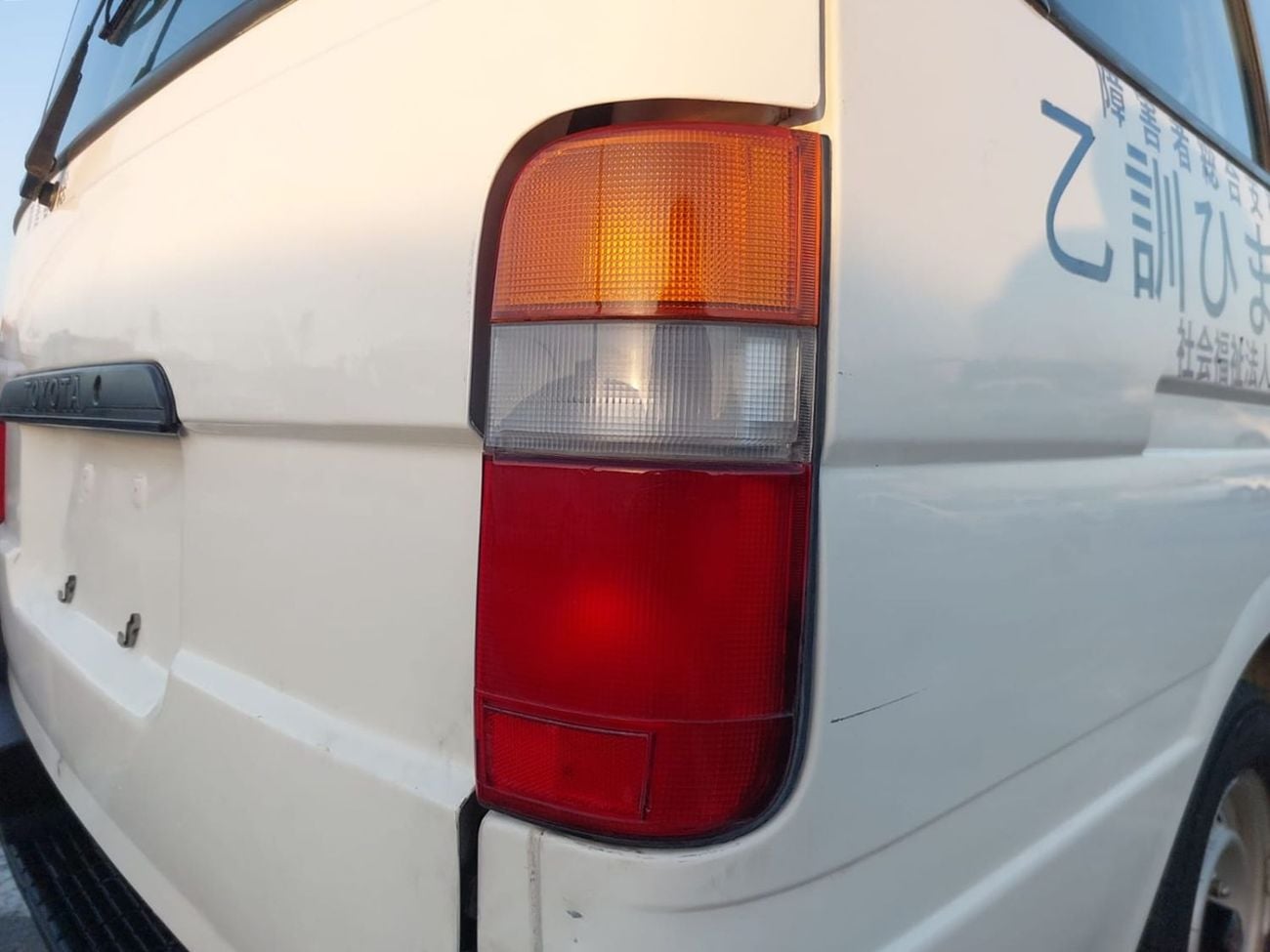 Toyota Hiace TOYOTA HIACE COMMUTER VAN RHD 2001 MODEL 2.4 L PETROL AUTOMATIC(PM06526)