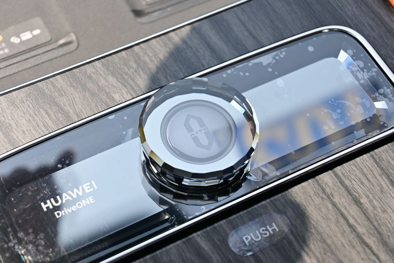 آيتو 9 AITO M9 1.5L Turbo, REEV, AWD 6 Seater, Model 2025