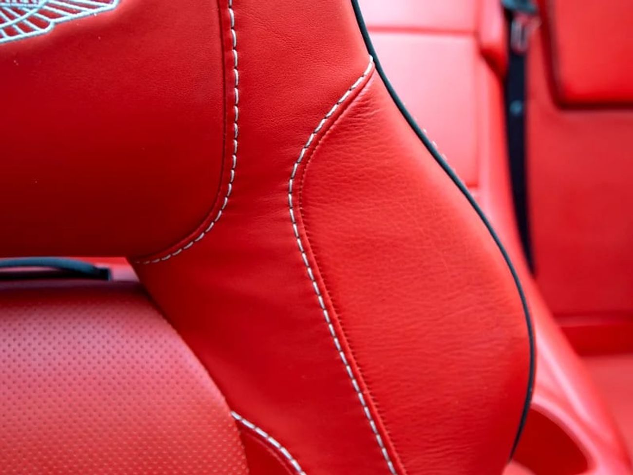 Aston Martin Vanquish Volante 6.0L