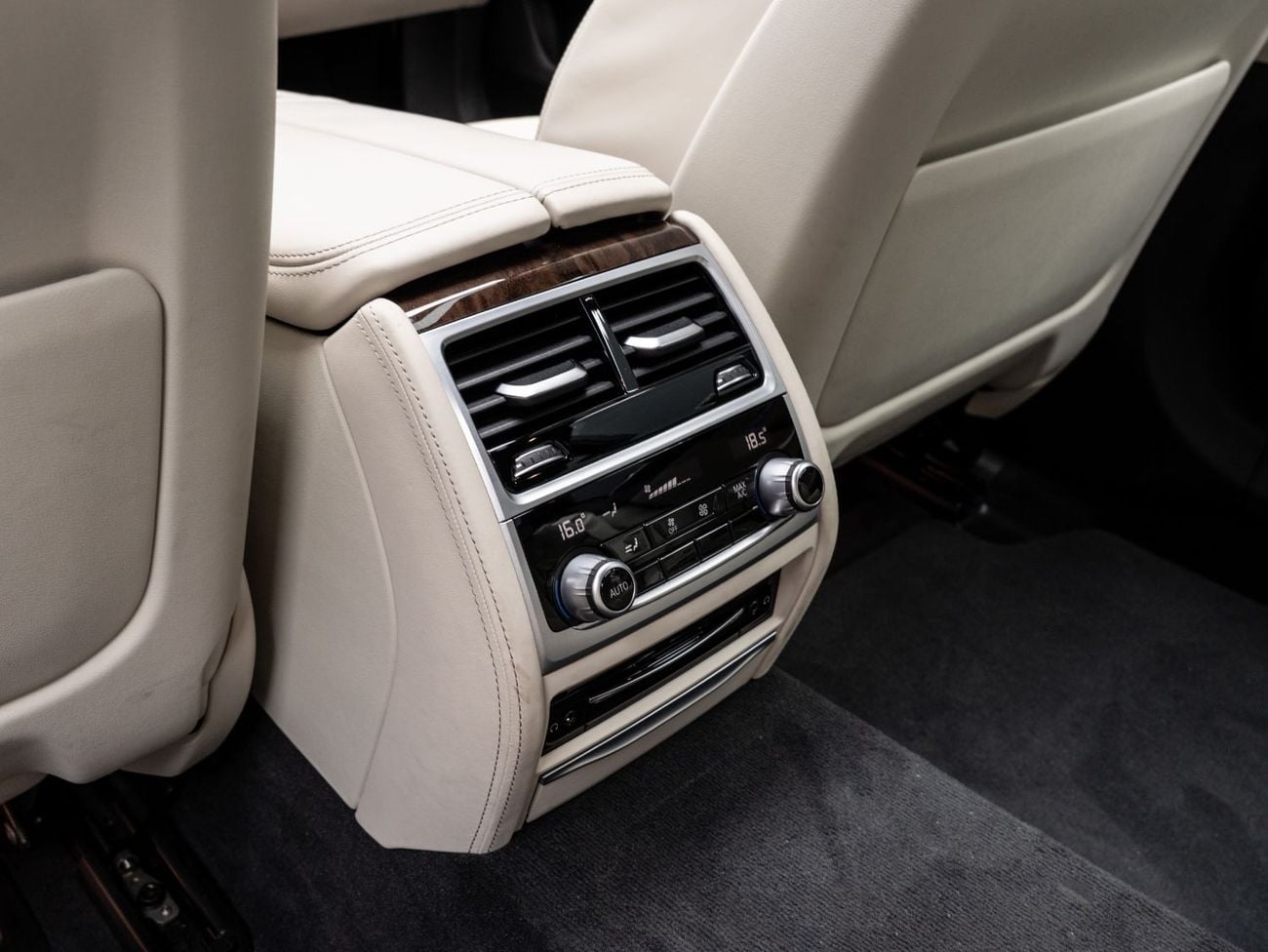 بي أم دبليو 760Li BUY NOW, PAY 2027 | THE BLACKLINE STANDARD | 2027 BMW Warranty + Service Contract, GCC
