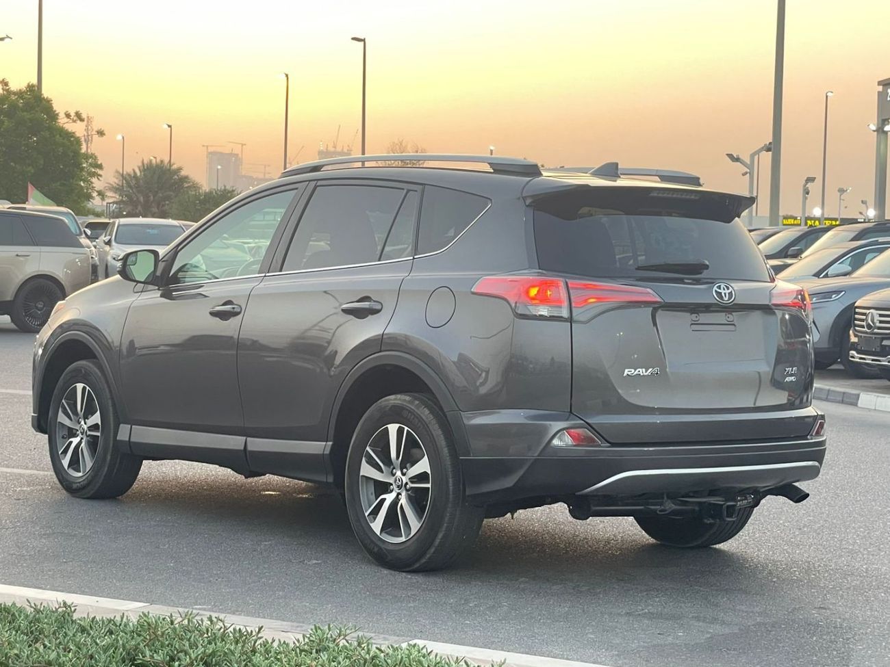 Toyota RAV4 2017 Toyota Rav4 XLE 2.5L V4 Full Option - 4x4 AWD - Sunroof