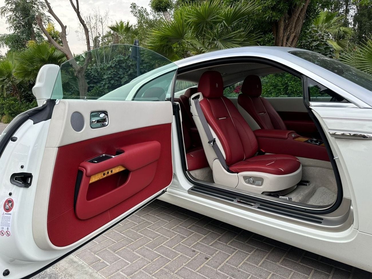 رولز رويس واريث 2015 Rolls Royce Wraith | GCC Specs | 6.6L V12 | 624 HP | 66k KM | WHITE/RED | Starlight Headliner |