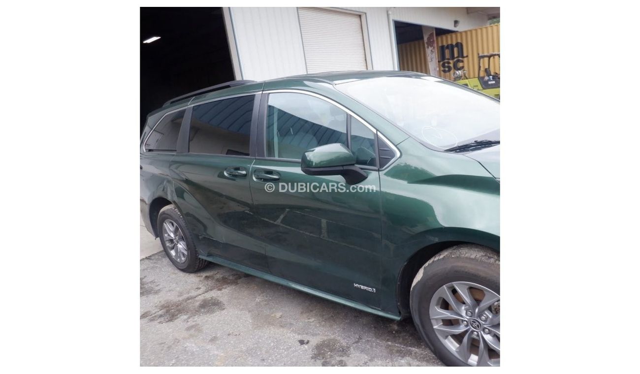 Toyota Sienna 2021 Toyota Sienna LE 2.5L V4 Hybrid Engine /