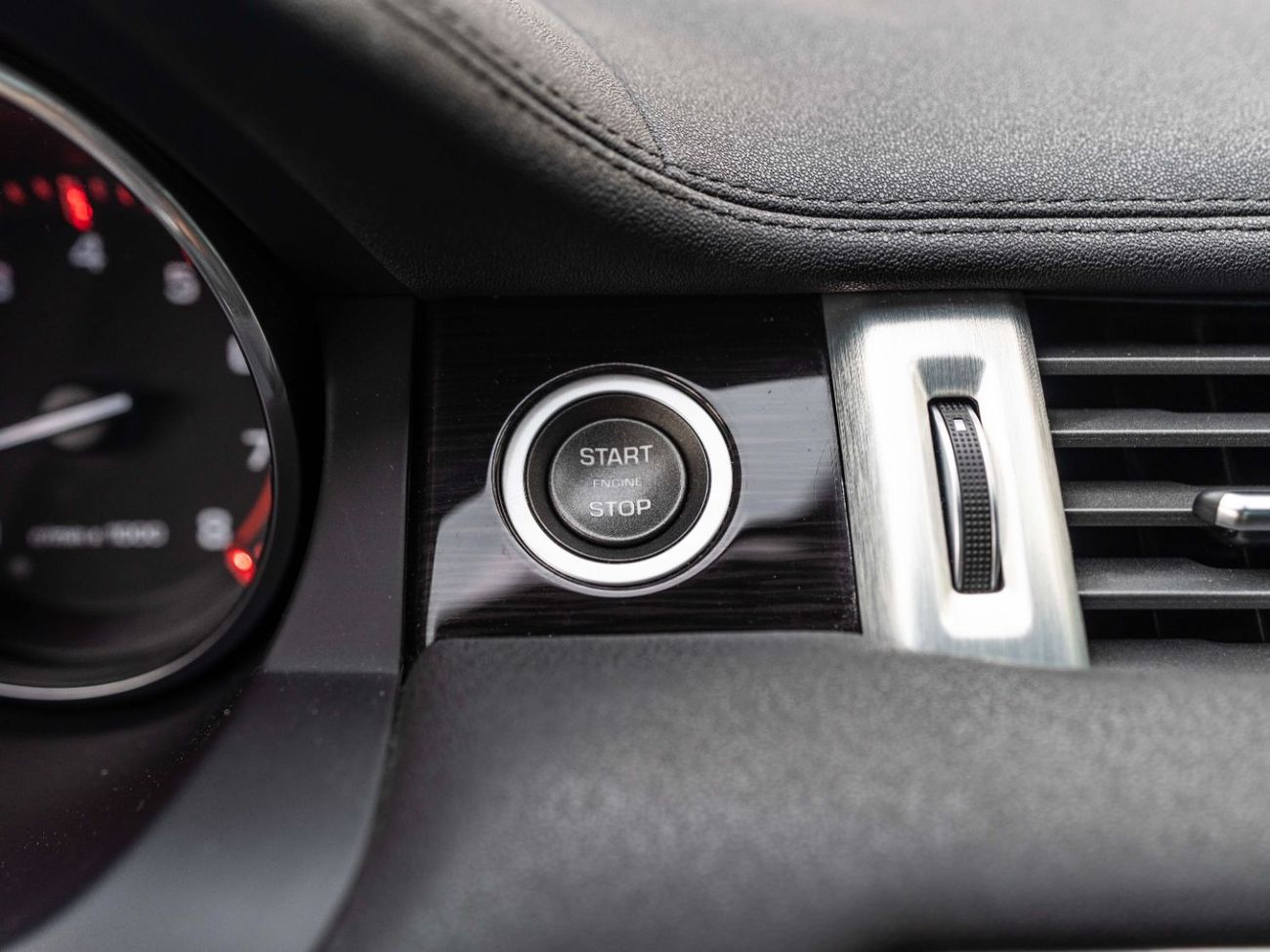 لاند روفر رانج روفر إيفوك Dynamic Plus 2.0L (5 Door)