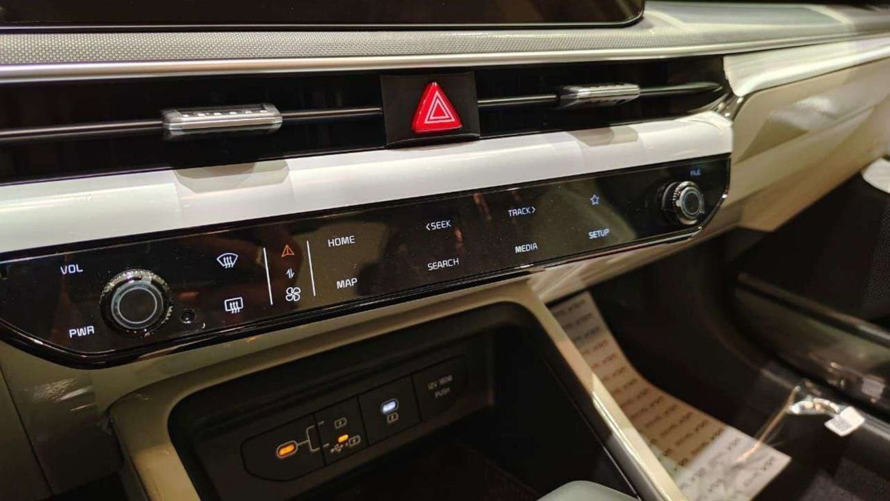 Kia K5 2.5L GDI DOHC, 4-cylinder, Dual CVVT (Euro 4). 5 Seater. 4 Door. FWD