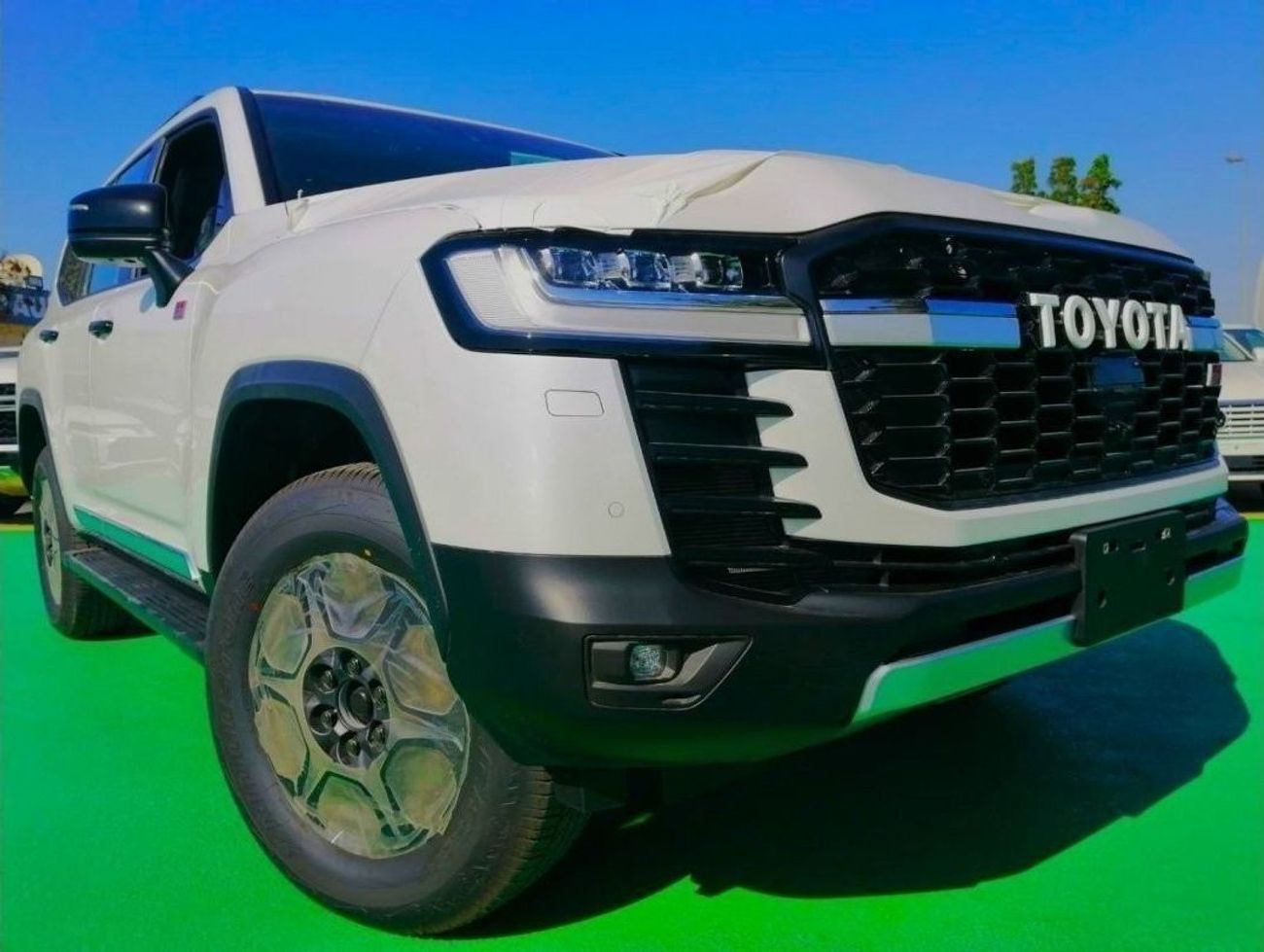 تويوتا لاند كروزر GR - FULL OPTION - PETROL