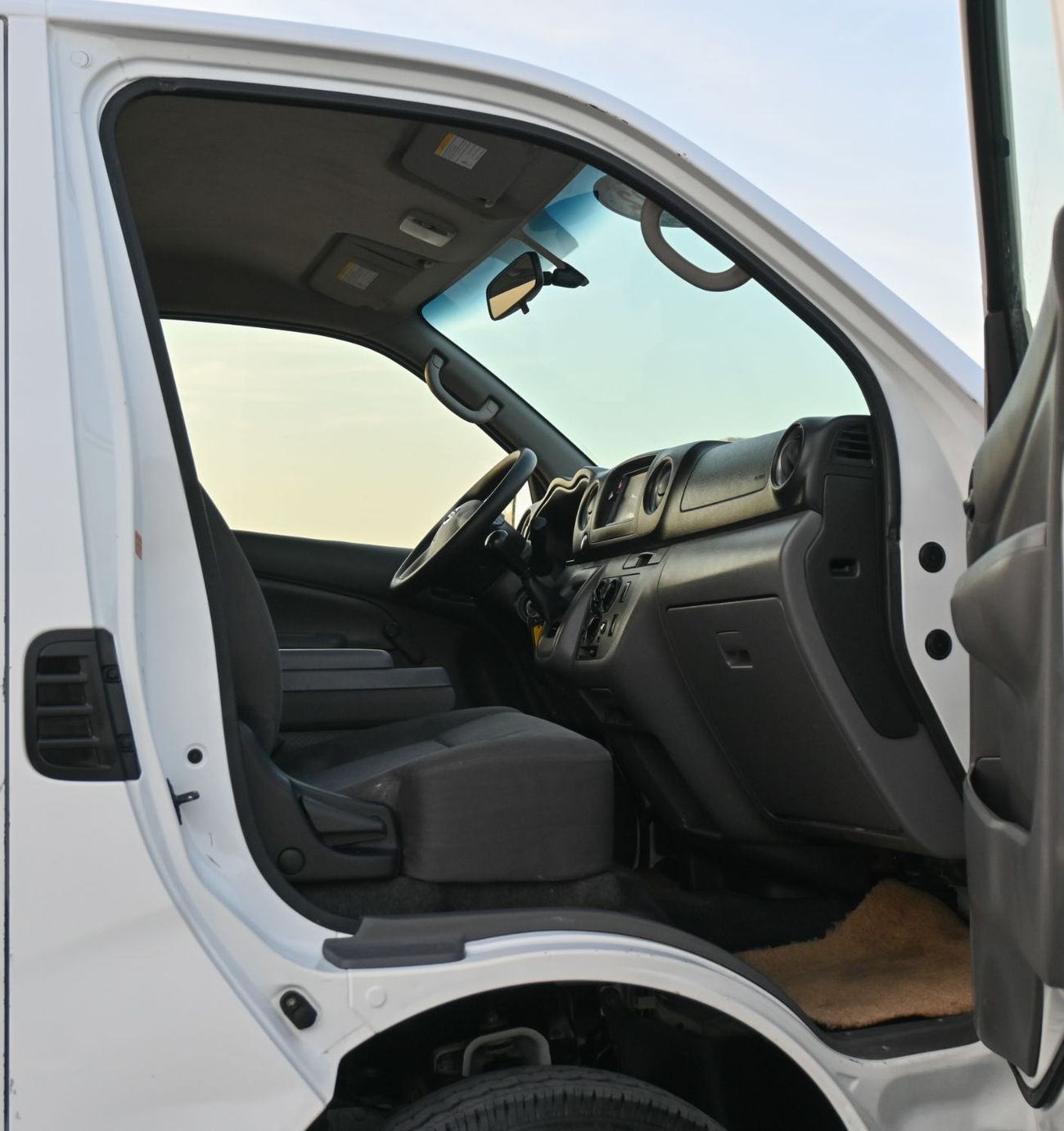 نيسان أورفان Panel Van Std 2.5L M/T (3 Seater) Petrol (5 Door)