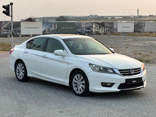 Honda Accord MODEL 2014 GCC. CAR PERFECT CONDITION FOR INSIDE AND OUTSIDE FULL OPTION SUN ROOF