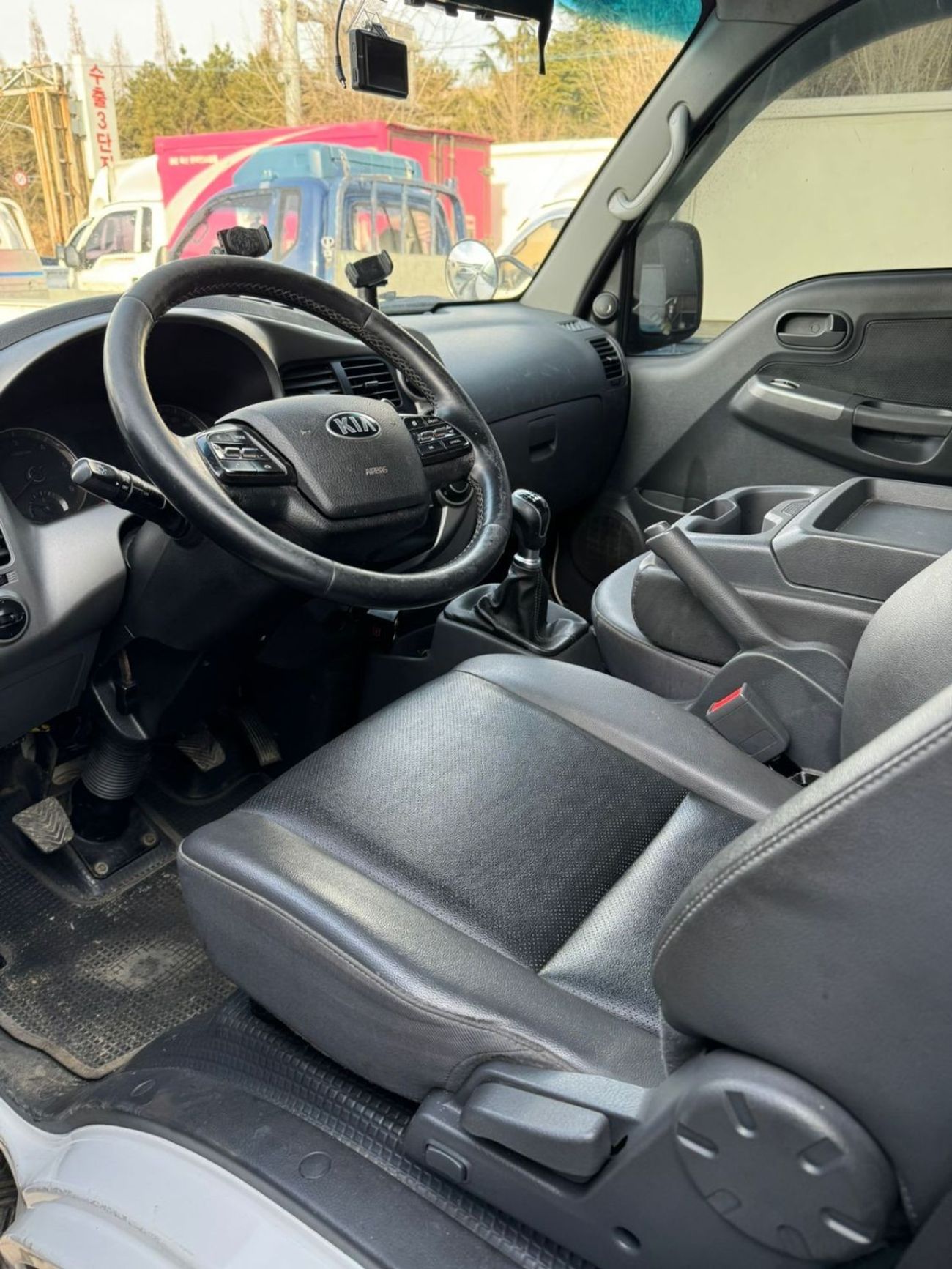 Kia Bongo 2020 Kia bongo 3 1.2 ton  Engine size 3.7 L UAE  PASS