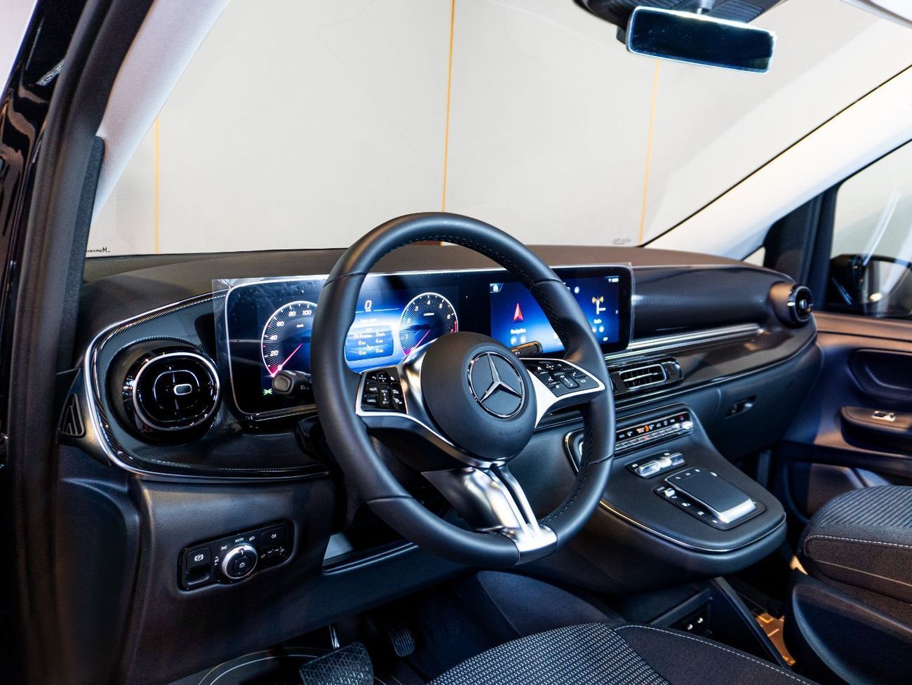 مرسيدس بنز V 300 4,556PM I Brand New I Mercedes-Benz V-Class V300 Style I 2025 I with 2 Years Dealer Warranty