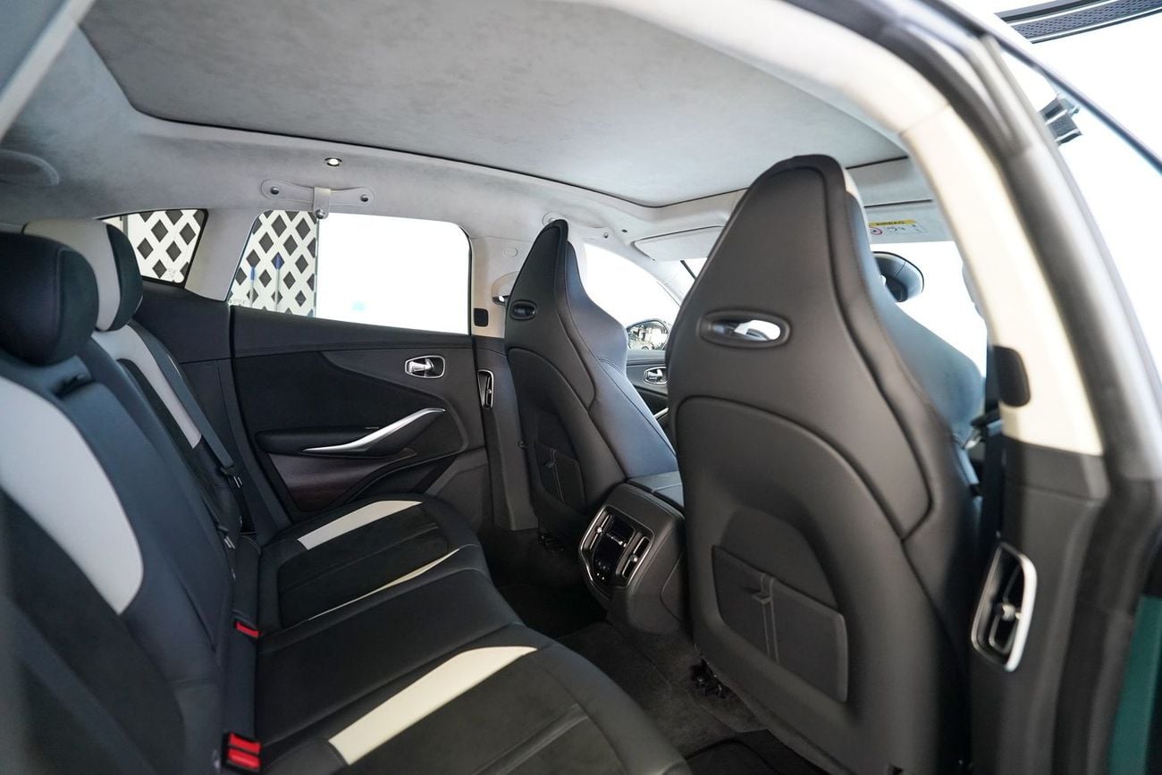 Aston Martin DBX 550