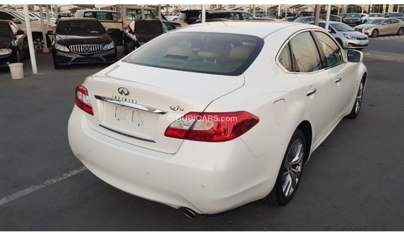 Infiniti Q70 Infinity Q70 model 2014 GCC car prefect condition full option low mileage sun roof leather seats bac