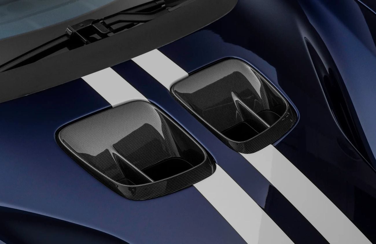 فيراري SF90 سبيدر 4.0L Twin-Turbocharged V8 + 3 Electric Motors