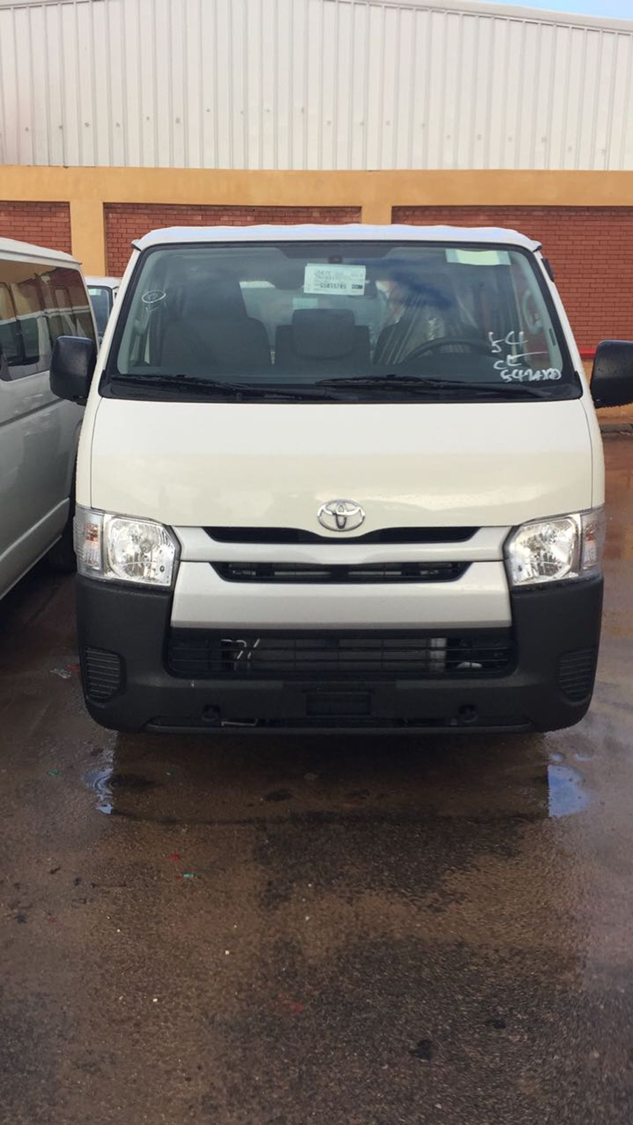 تويوتا هاياس Toyota Hiace 2.5L Diesel Panel Van (Std Roof, MT)