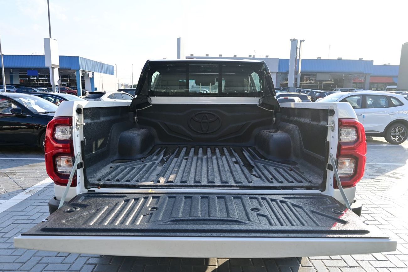 تويوتا هيلوكس Toyota Hilux GR Sport 4.0L V6, Petrol, 4WD, Pickup Color White Model 2025