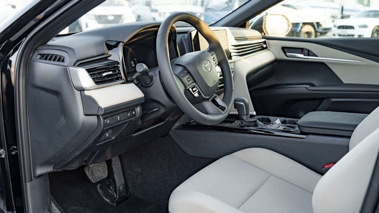 تويوتا كامري 2025 Toyota Camry 2.5L Hybrid with Panoramic Sunroof (Black)