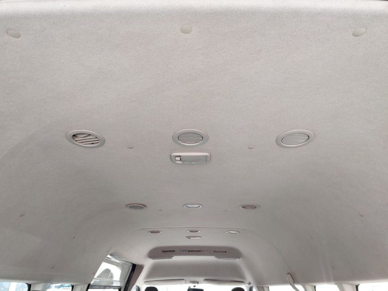 Toyota Hiace TOYOTA HIACE COMMUTER VAN RHD 2012 MODEL 3.0 L DIESEL AUTOMATIC(PM13847)