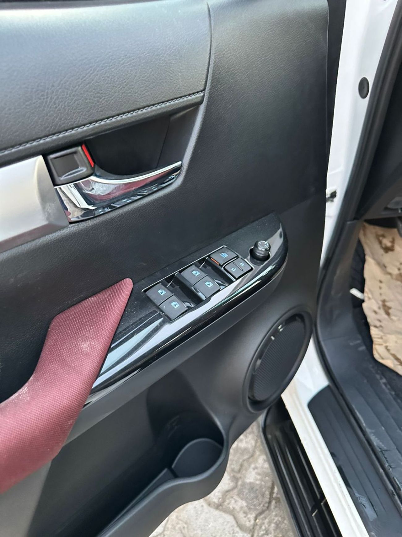 تويوتا هيلوكس SR5 2.7L Petrol Manual Transmutation Double Cap 4x4