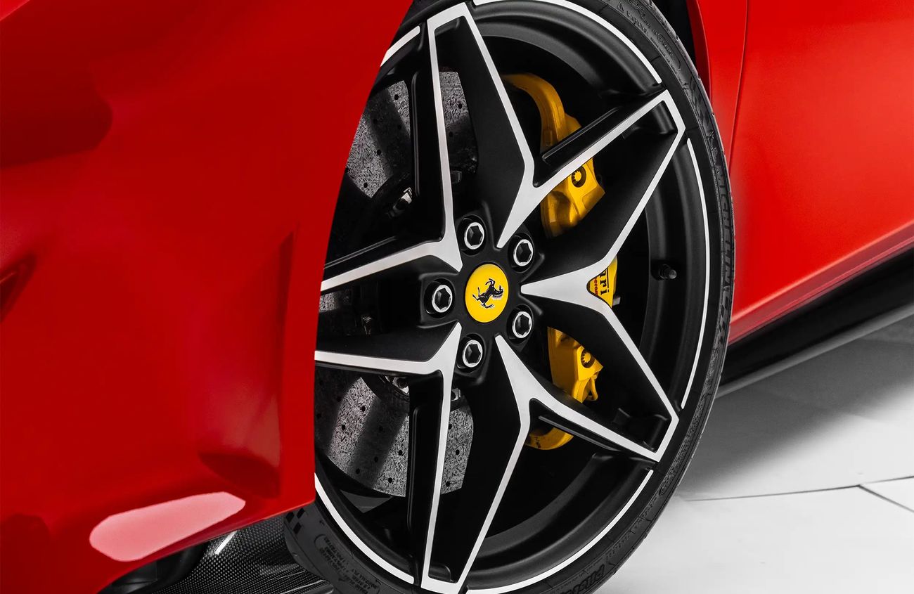 فيراري 488 بيستا سبايدر 3.9L V8 Twin-Turbocharged Engine