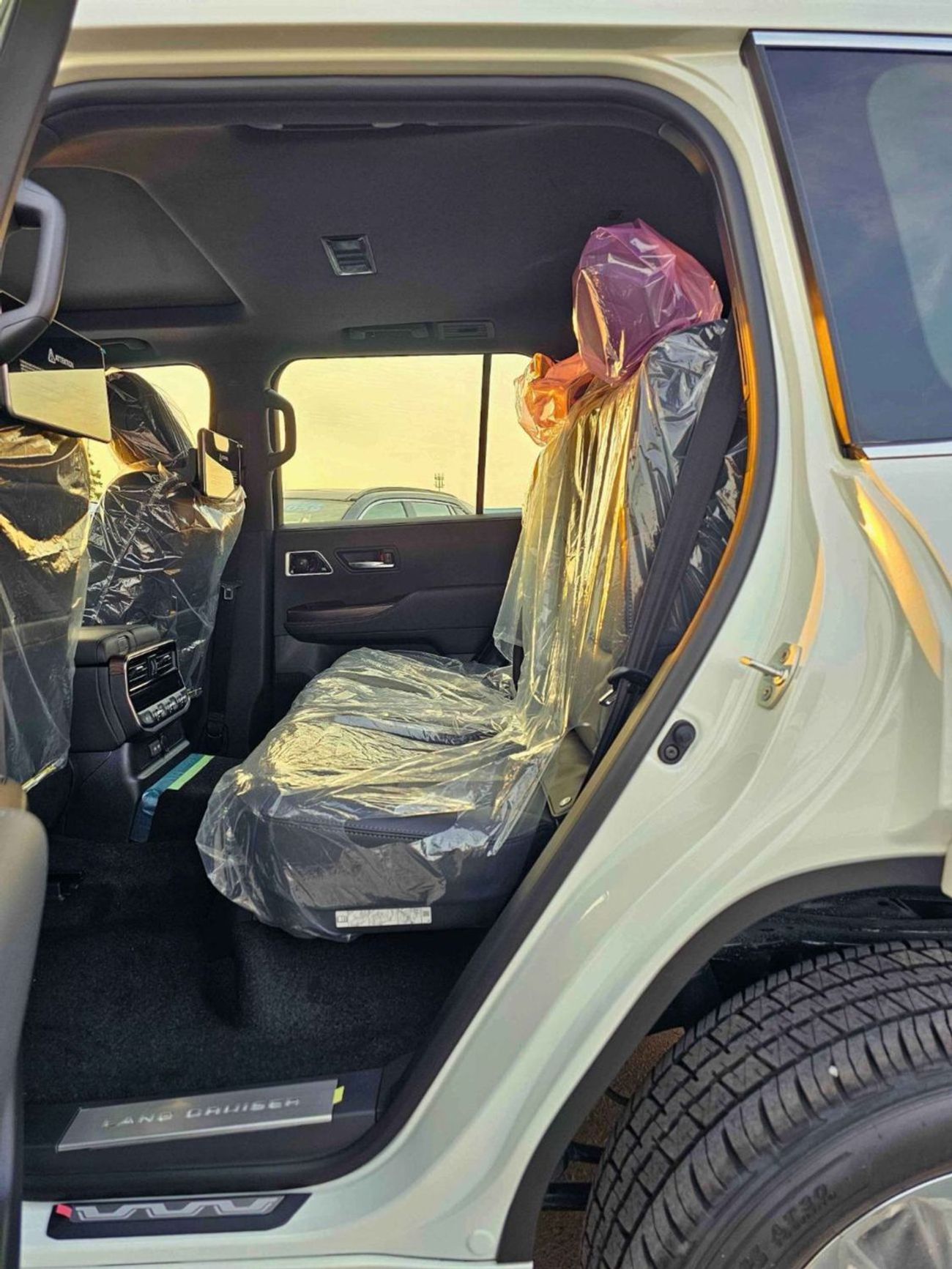 تويوتا لاند كروزر VX HYBRID / 3.5L V6 PETROL / RADAR / BIG DVD / JBL SPKRS / LETAHER WITH MEMORY SEATS (CODE # VXH25)