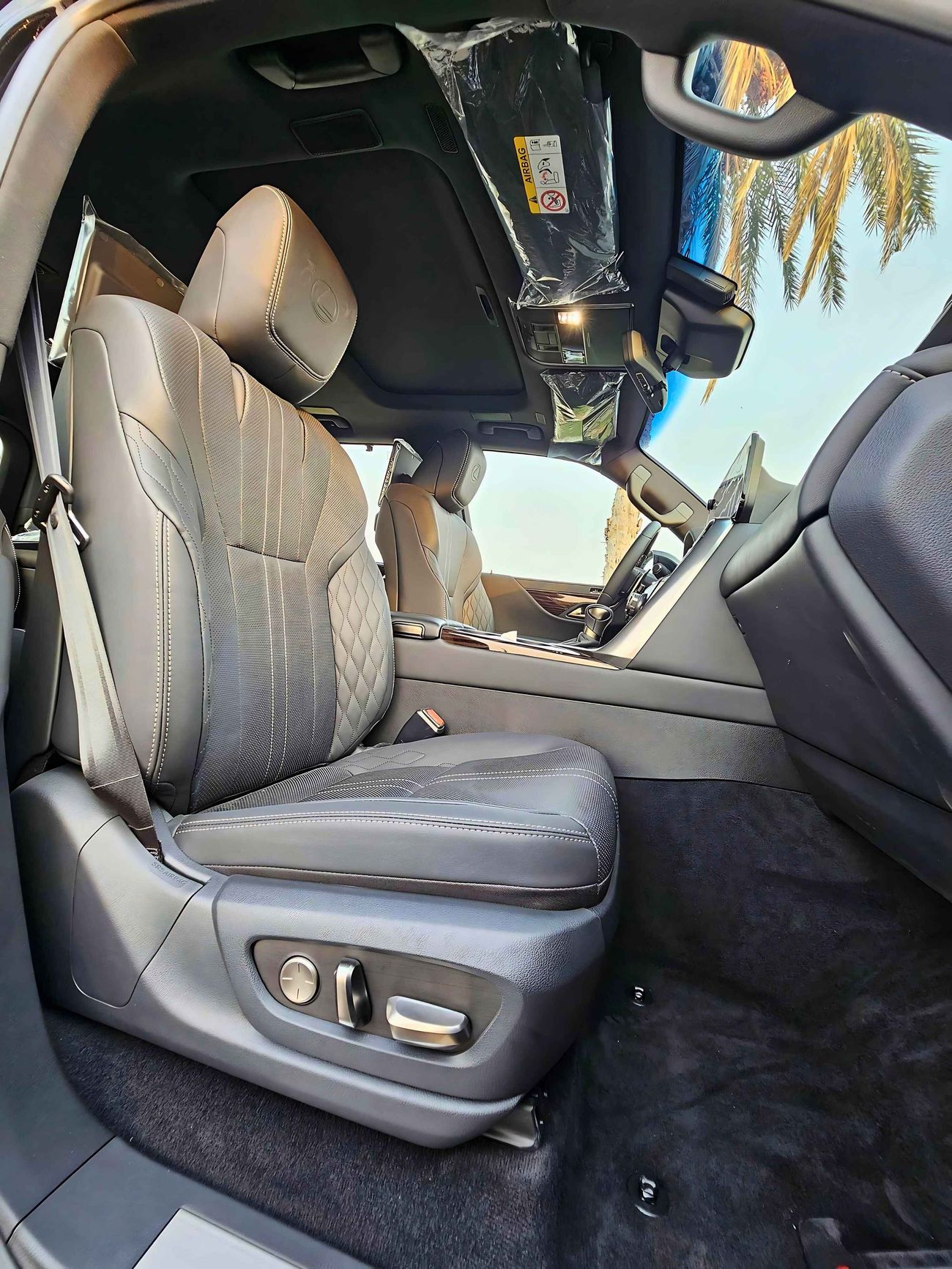 Lexus LX 600 FULL OPTION VIP / AT / 3.5L V6 / POWER SEATS & SUNROOF / HEAD-UP DISPLAY (CODE # 68003)