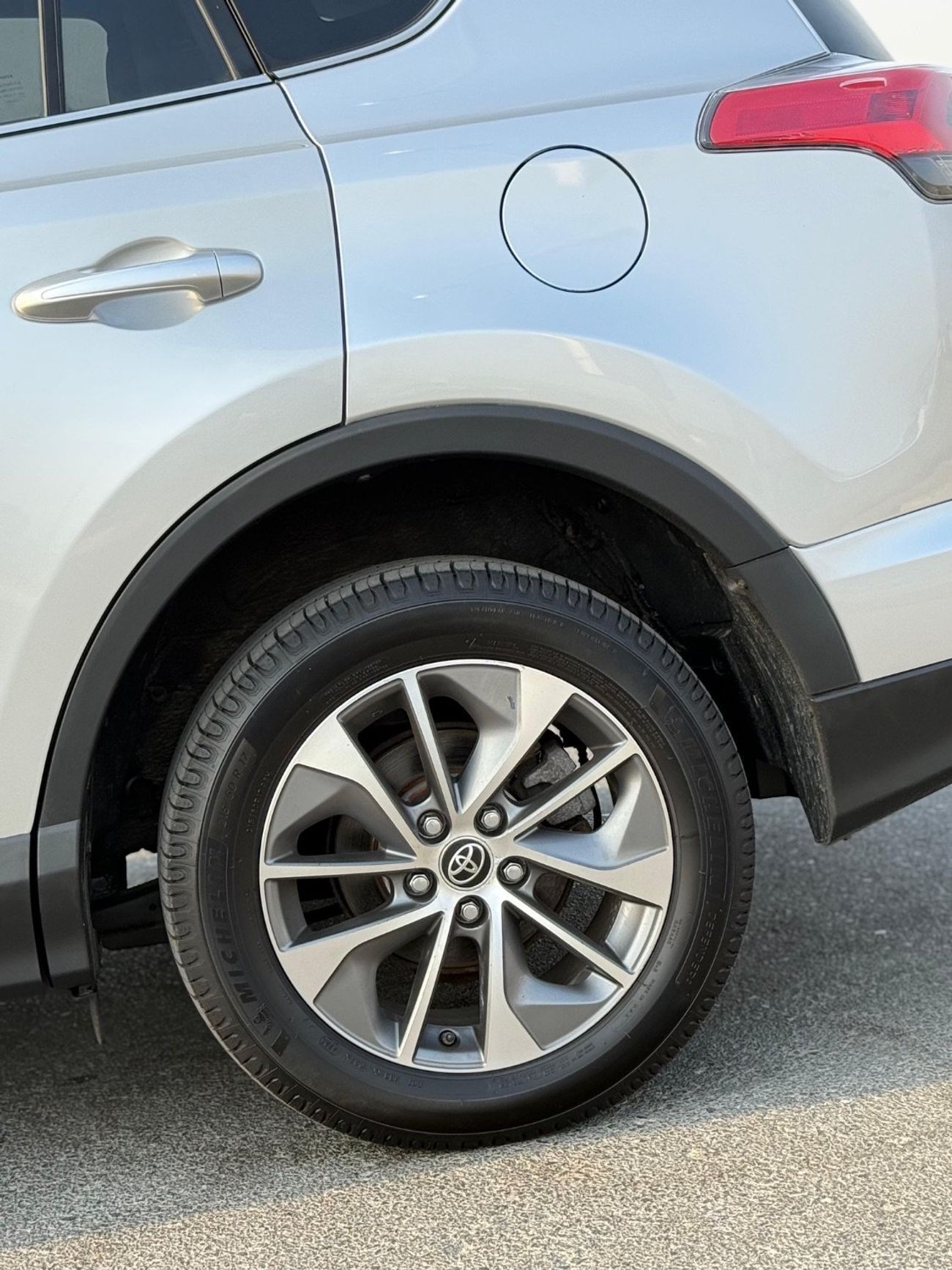 تويوتا راف ٤ XLE Hybrid sunroof,push start full Option