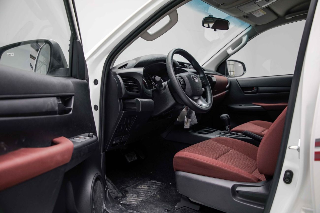 تويوتا هيلوكس 2.7L - Super White Inside Red | Export Only