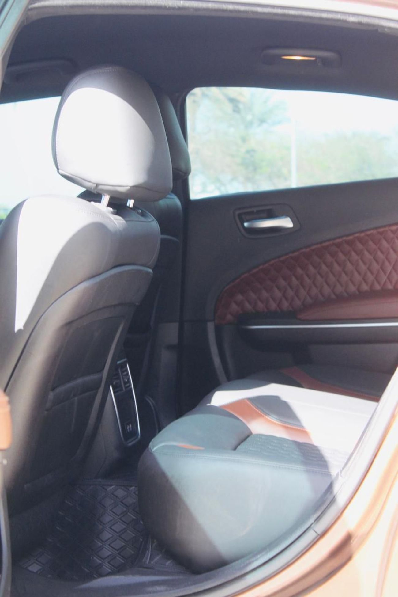 دودج تشارجر Unleash pure muscle with this Dodge Charger 2017, upgraded with an SRT body kit for an aggressive, h