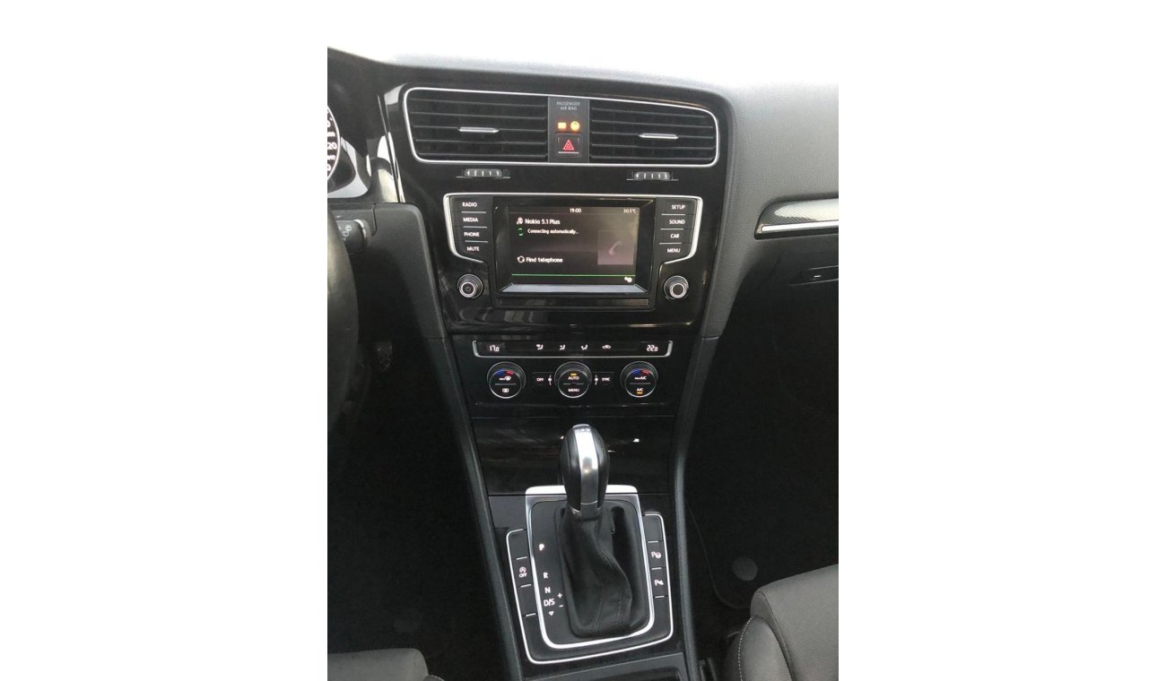 Volkswagen Golf Volex wagan Golf model 2016 GCC car prefect condition full option low mileage one owner 2keys auto p