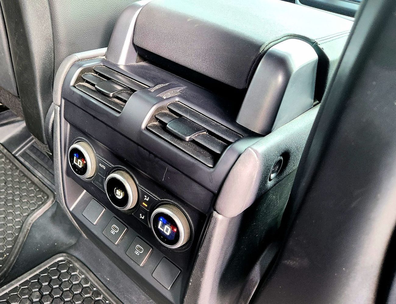 Land Rover Defender P300 110 2.0L (5 Seater) P300 110 2L-4CYL AMERICAN SPECIFICATION EXCELLENT CONDITION