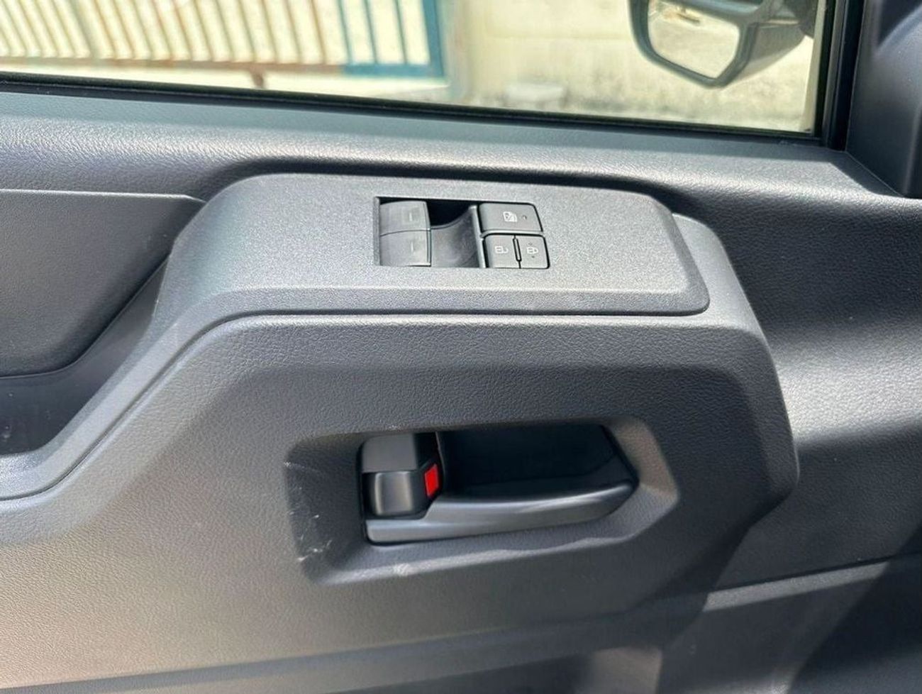 Toyota Hiace TOYOTA HIACE 3.5 PASSENGER MANUAL TRANSMISSION 2025 MODEL