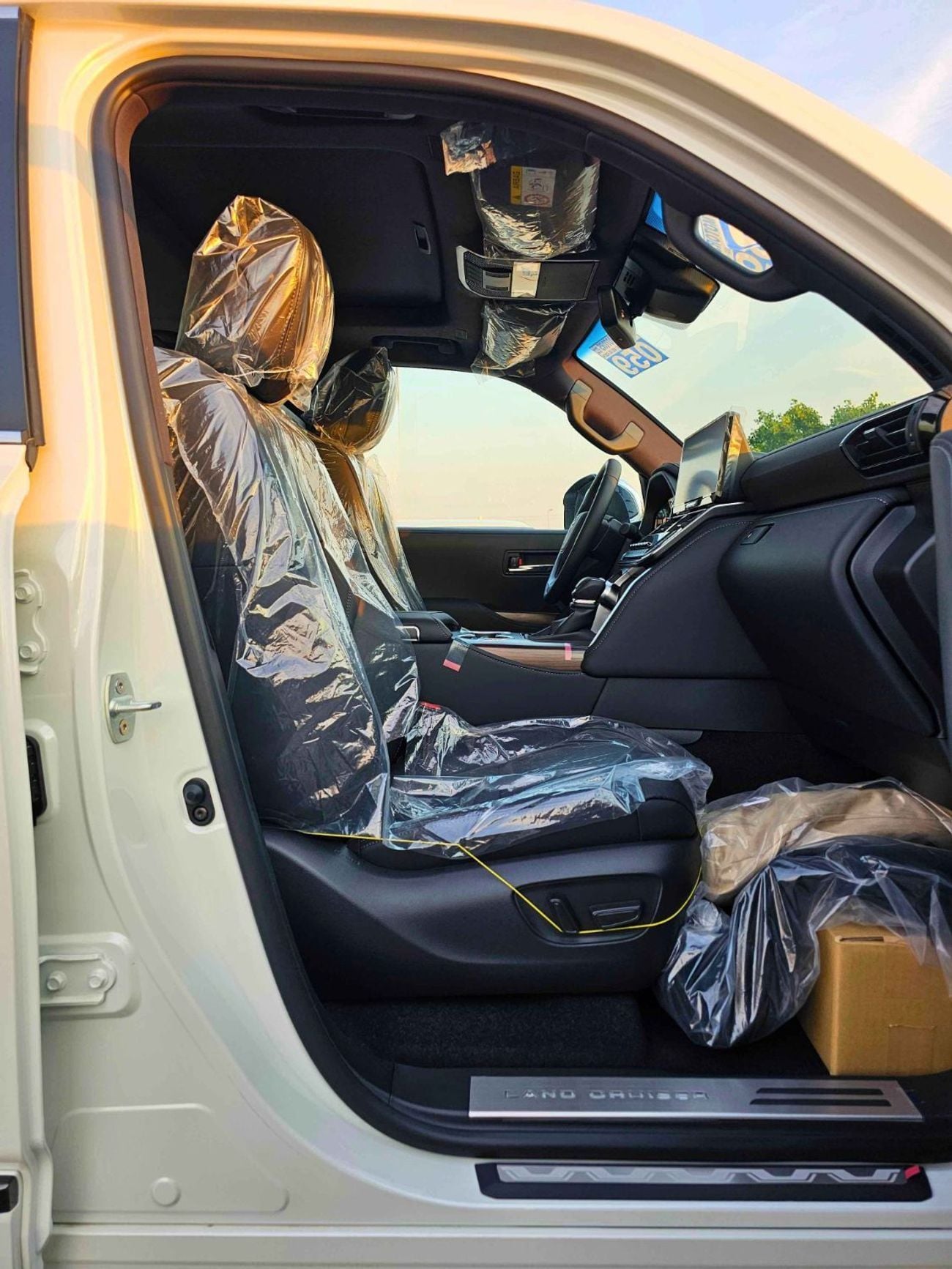 تويوتا لاند كروزر VX HYBRID / 3.5L V6 PETROL / RADAR / BIG DVD / JBL SPKRS / LETAHER WITH MEMORY SEATS (CODE # VXH25)