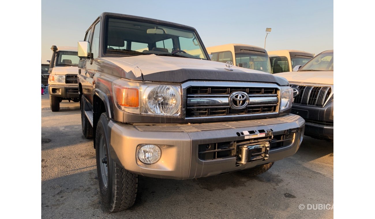 Toyota Land Cruiser Hard Top 4.0 MODEL 2021 GCC ( WOOD / FOG LIGHT / WINCH )