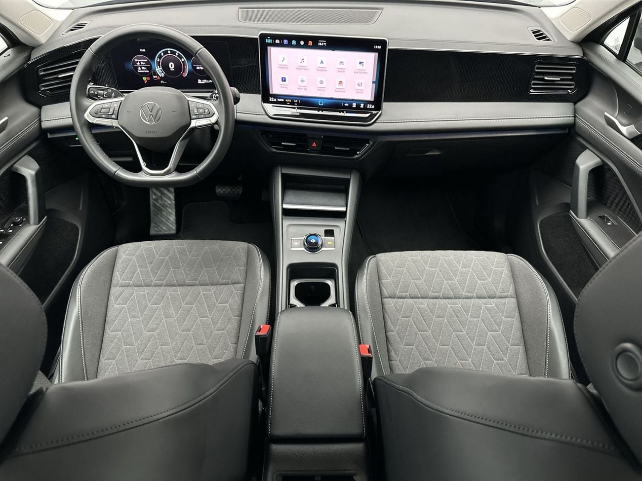 Volkswagen Tiguan LIFE 1.4L | LED Headlamps | Heated Folding Mirrors | 17" Alloy Wheels