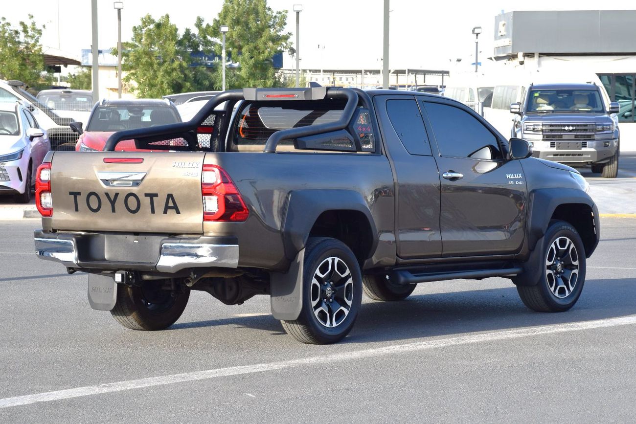 تويوتا هيلوكس 4X4 DIESEL 2.8L KING CAB (Export Only)