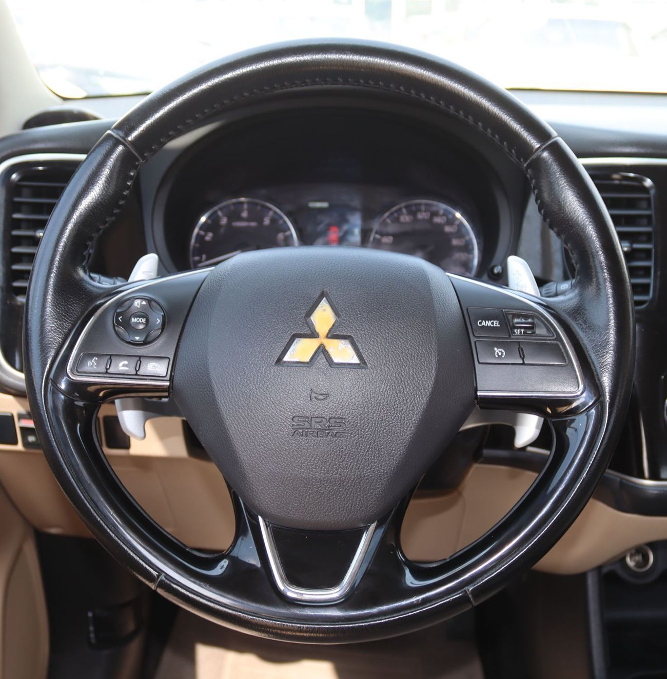 ميتسوبيشي آوتلاندر ميتسوبيشى آوتلاندر 2016-7 مقاعد -  خليجى بحاله ممتازه ممشى 155000 كم بمحرك  2.4L بسعر 30000 درهم