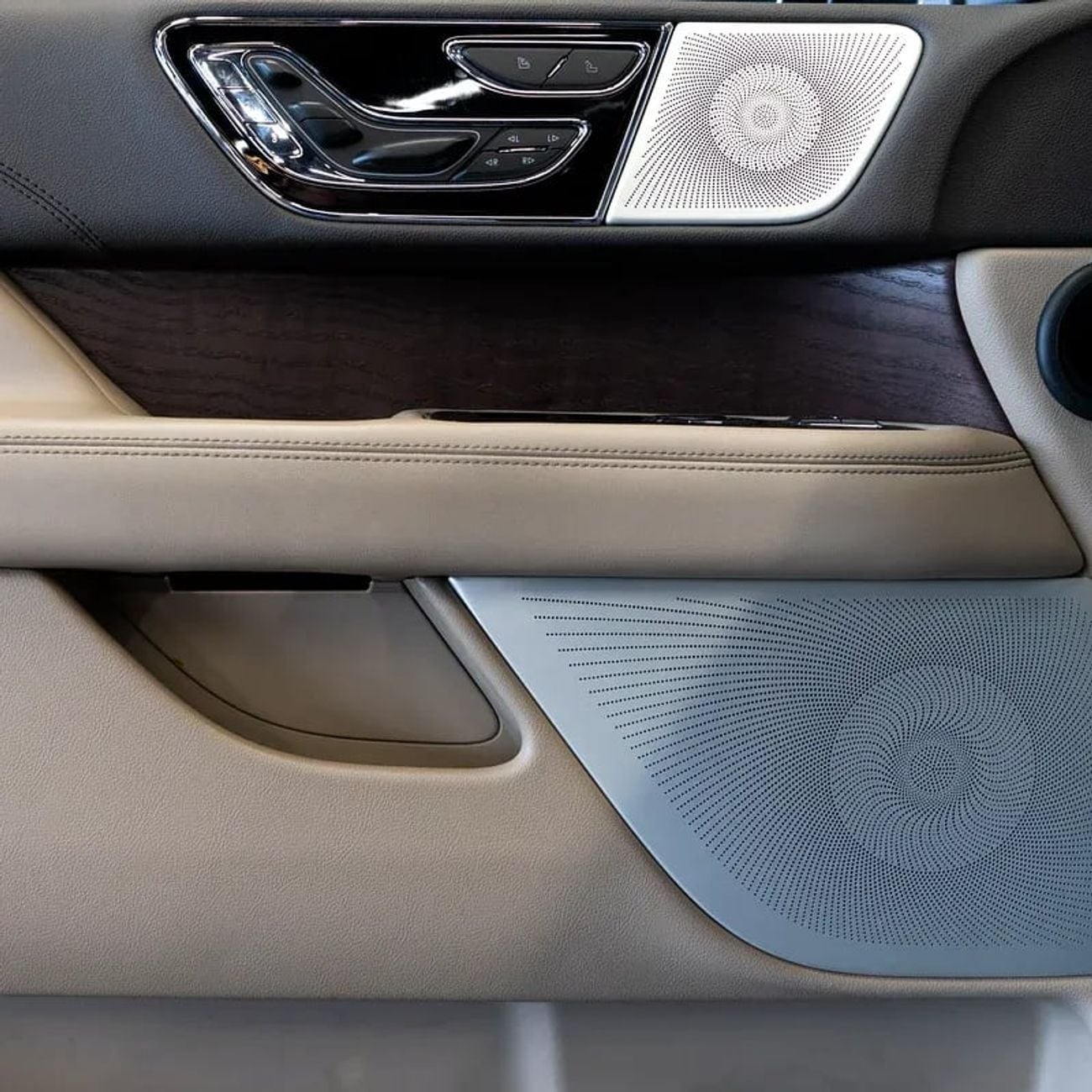 Lincoln Navigator Reserve 3.5L AED 3,257 P.M • 0% Downpayment • Navigator Reserve • 1 year warranty