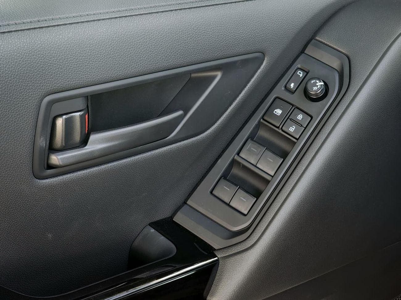 تويوتا لاند كروزر LC300 GXR 3.5 - MID OPTIONS - SUNROOF - 2025 MODEL - WHITE INSIDE BLACK -