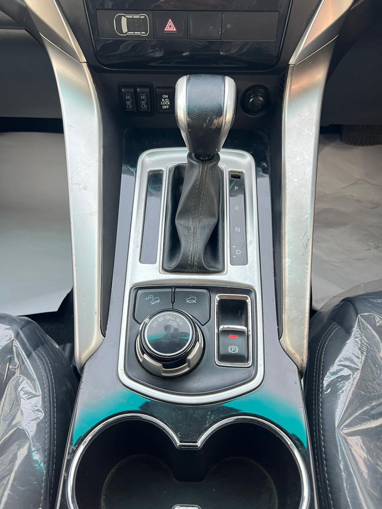 ميتسوبيشي باجيرو diesel 2.4 liter ,right hand drive only for export available ,full options