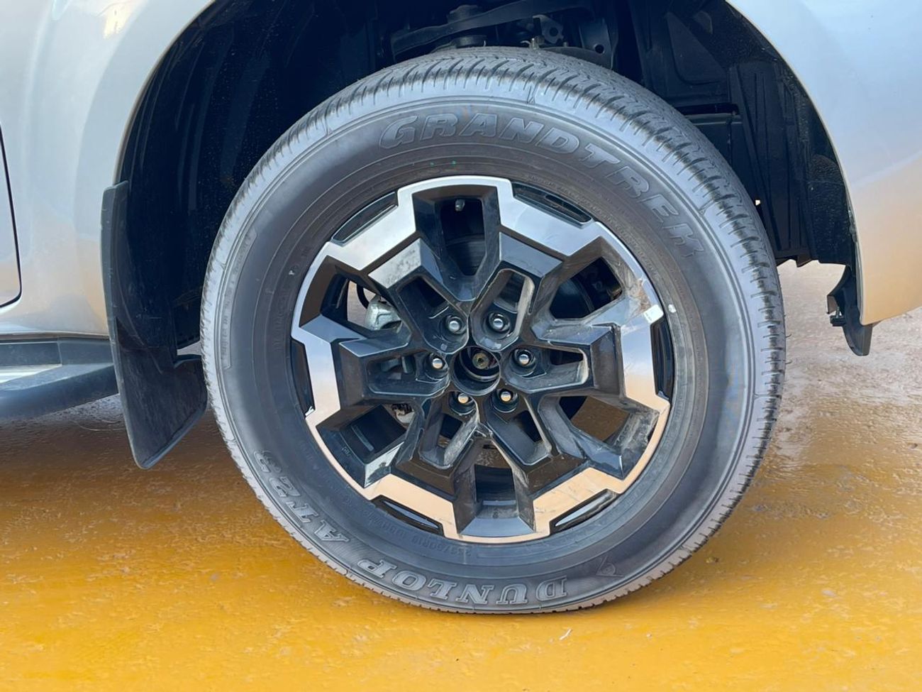 Nissan Navara G 2.5L 4WD M/T Nissan Navara Double Cab  2.5L Petrol 4WD 5 Seater MT