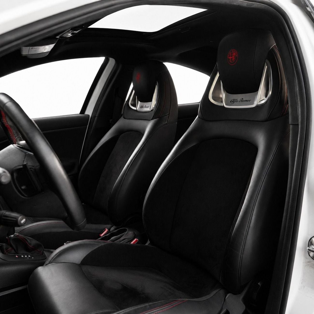 ألفا روميو جوليتا Veloce AED 708 P.M • 0% Downpayment •  Alfa Romeo Giulietta Veloce • 1 Year Warranty