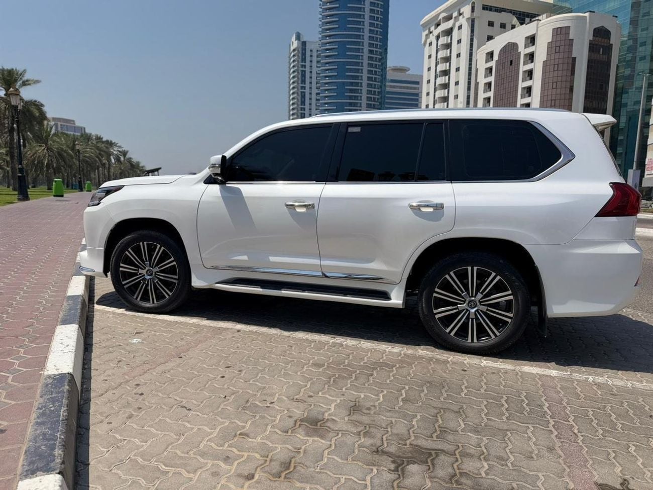 Lexus LX570 Lexus LX 570 Years 2018 platinum v8 full loaded petrol