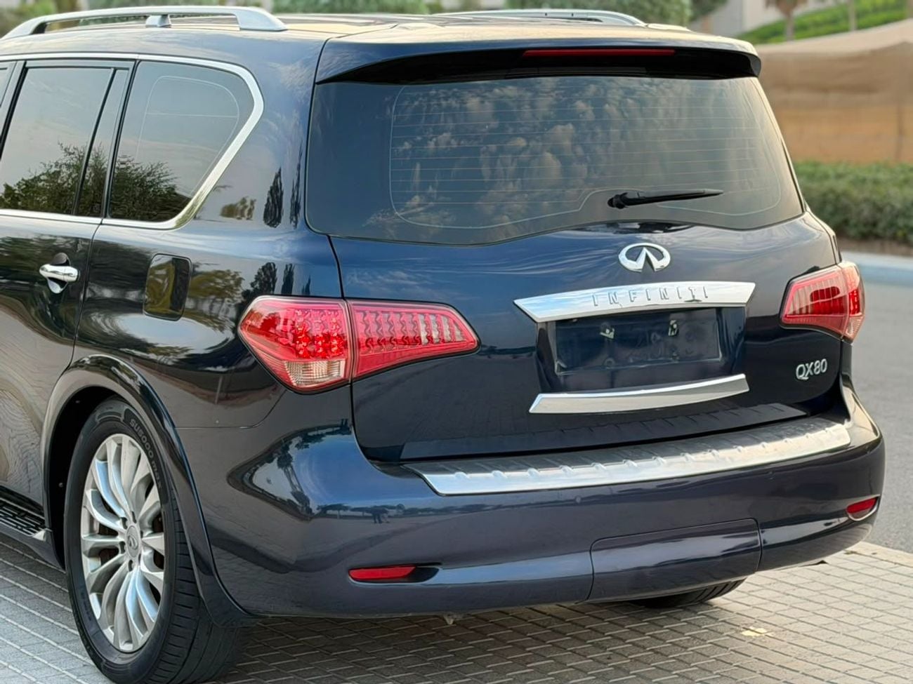Infiniti QX80 LUXURY