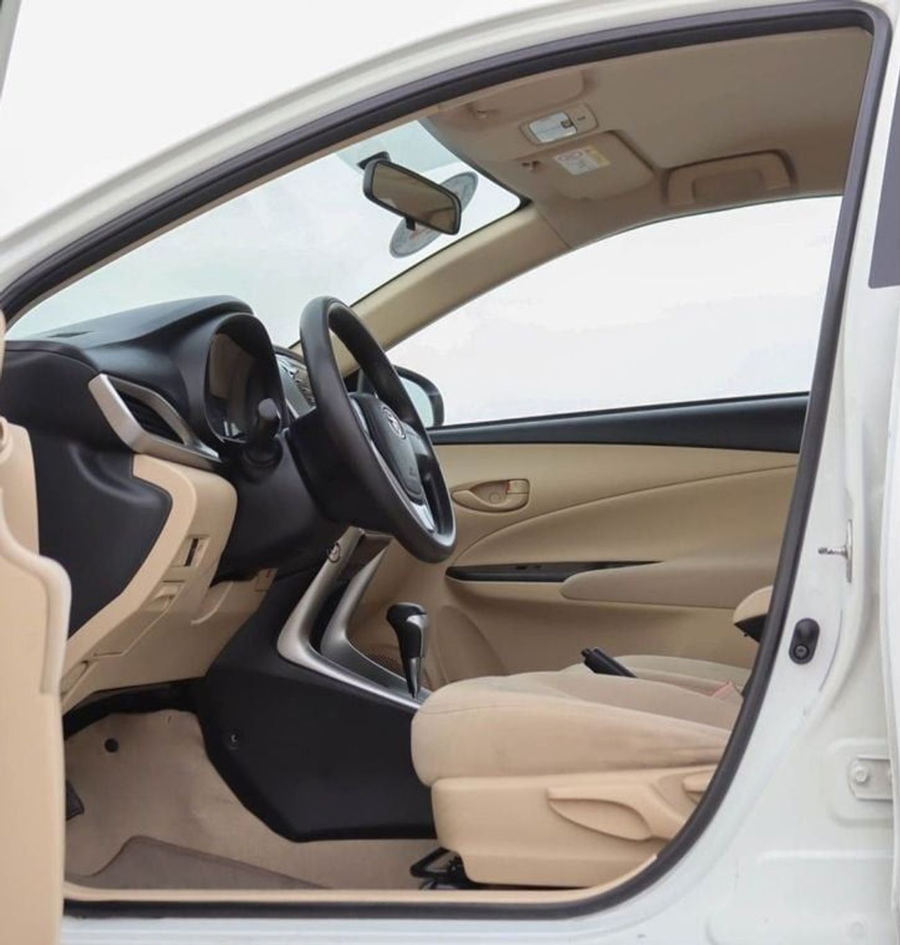 تويوتا يارس SE 1.5L Sedan Toyota Yaris 1.5L 2019 GCC accident-free in excellent condition 705 P.M