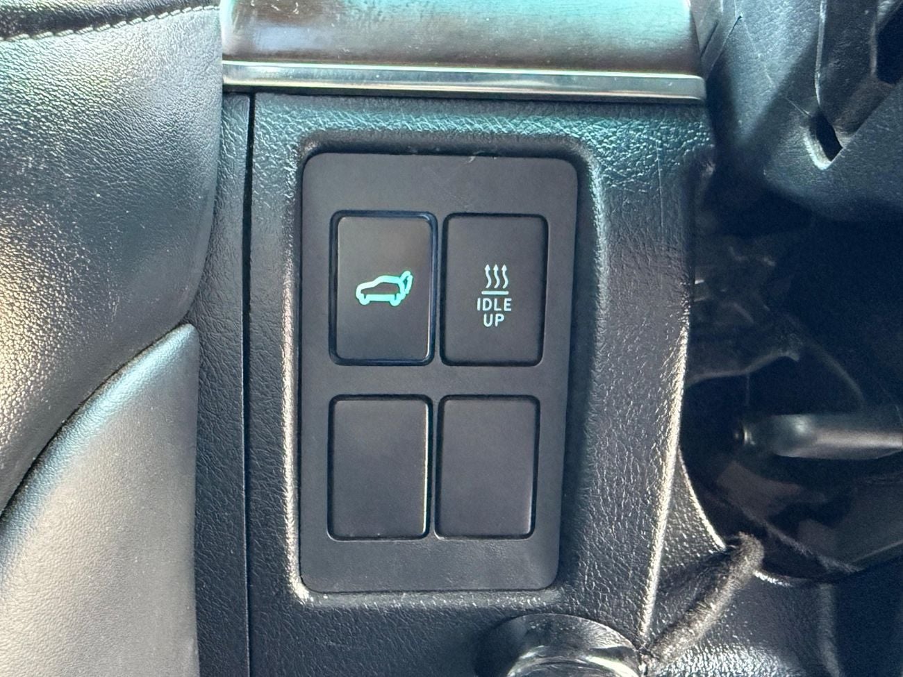 Toyota Land Cruiser 200 Series VX update to Sahara shape