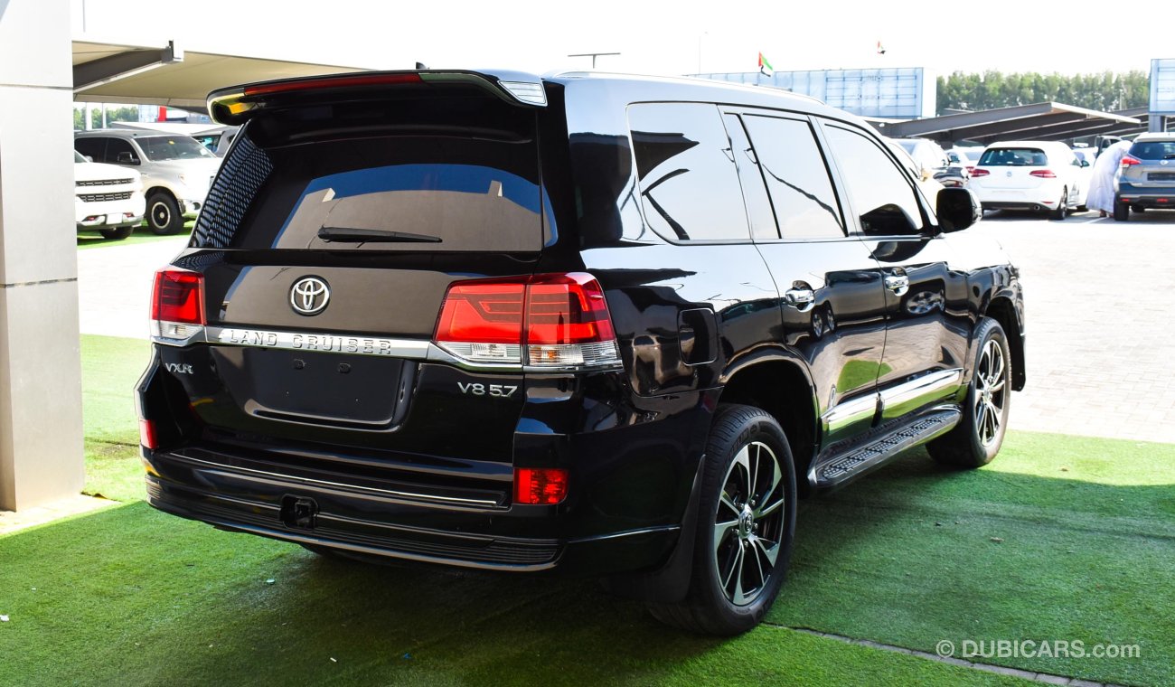 Toyota Land Cruiser VXR 5.7 V8  Facelift 2020