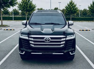 Toyota Land Cruiser Toyota Land Cruiser GXR model 2017 fuel petrol cylinder 6 black colour and GCC