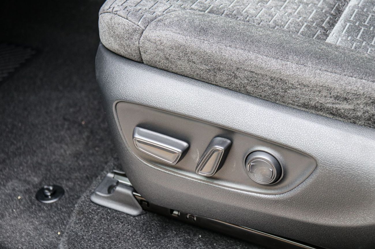 تويوتا لاند كروزر EXR 4.0L Toyota Land Cruiser GXR 2025 | 4L Basic | White- Black | Best Price