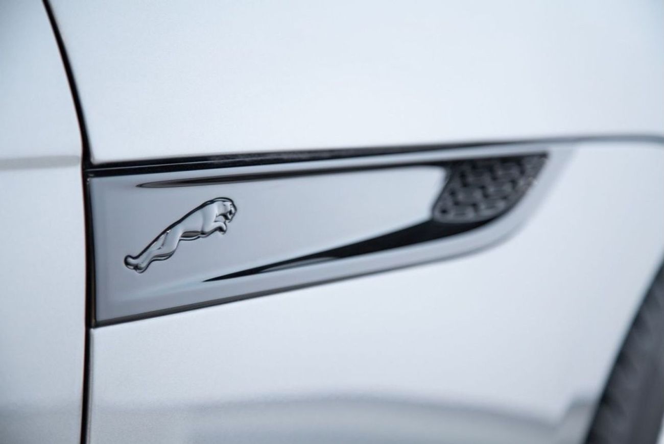 جاكوار F Type R-ديناميك  P450